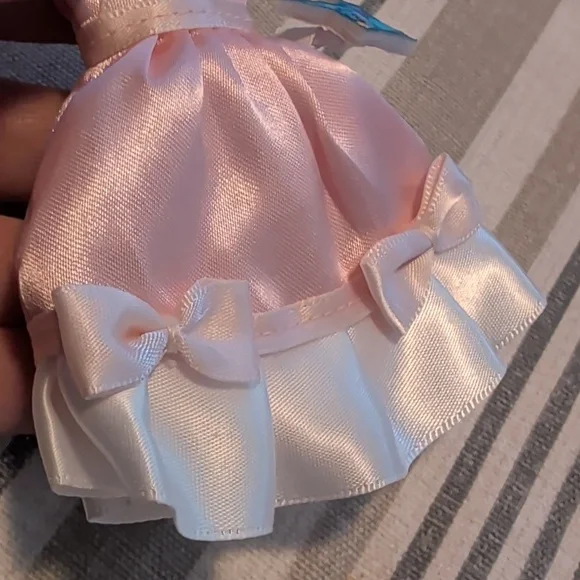 Disney Cinderella Keychain With Measuring Tape - Picture 3 of 9